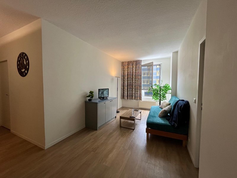 <div class="titre">6 personnes</div><div class="sous-titre">100m<sup>&sup2;</sup></div><div class="apartirDe">A partir de 2500&euro;* / mois</div><div class="desc">Les appartements, dot&eacute;s d&rsquo;&eacute;quipements modernes, comportent 4 chambres avec 1 ou 2 couchages maximum, selon vos besoins.</div><a class="btn orange" href="https://capucinecosy-74160-booking.myasterio.com/betemplate/HOTELMONO/booking?navOverride=%7B%7D&_ast_language=FR" target="_blank">R&eacute;server en ligne</a>