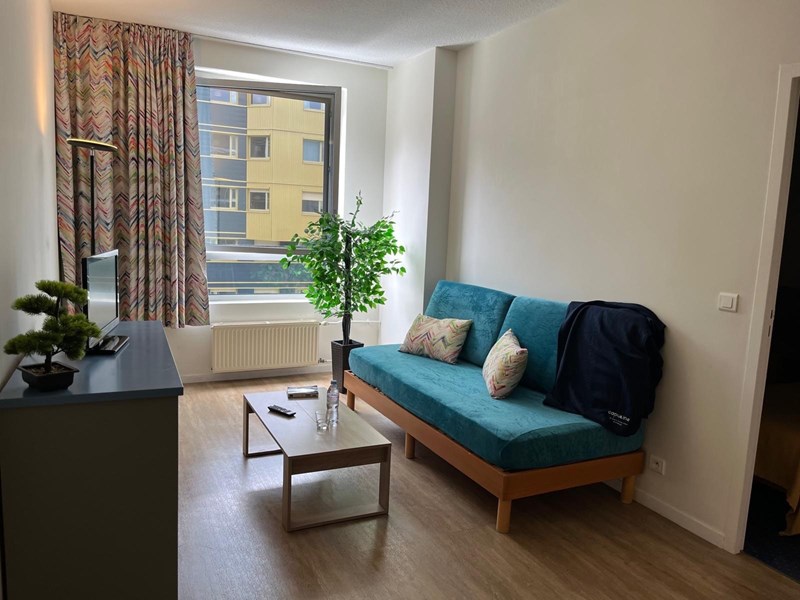 <div class="titre">T4</div><div class="sous-titre">100m<sup>2</sup> - 4 chambres</div><div class="apartirDe">A partir de 2500&euro; / mois *</div><div class="desc">Les 4 chambres de cet appartement vous offrent 6 couchages, un salon accompagn&eacute; d&rsquo;un canap&eacute; et de 2 salles de bains avec douche et baignoire, pour encore plus de confort.</div><div class="plus"><!--?xml version="1.0" encoding="UTF-8"?--> <svg id="Calque_1" xmlns="http://www.w3.org/2000/svg" version="1.1" viewBox="0 0 20.5 20.5">&nbsp; <path class="st0" fill="#db5a33" d="M20.5,1.6s0,0,0,0c0,0,0,0,0-.1,0,0,0,0,0,0-.1-.7-.7-1.2-1.4-1.3-.1,0-.2,0-.4,0H3.4C3.3,0,3.3,0,3.2,0c-.9,0-1.6.8-1.5,1.7,0,0,0,.1,0,.2,0,.9.8,1.6,1.7,1.5h11.3L.5,17.6s0,0,0,0c-.6.7-.6,1.7,0,2.3.3.3.7.5,1.2.5.5,0,.9-.2,1.2-.5l14.2-14.2v11.3c0,0,0,.1,0,.2,0,.9.8,1.6,1.7,1.5,0,0,.1,0,.2,0,.9,0,1.6-.8,1.5-1.7V1.8c0,0,0-.1,0-.2Z"></path>&nbsp;</svg></div>
