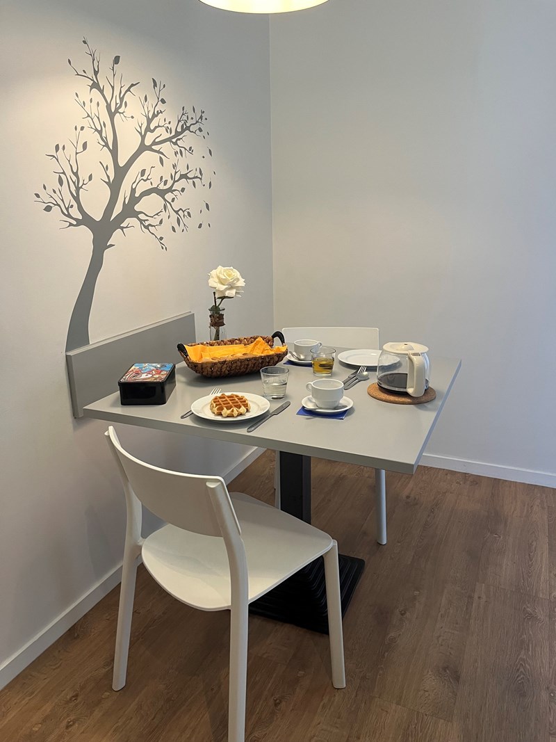<div class="titre">T2</div><div class="sous-titre">39m2 - 2 chambres</div><div class="apartirDe">A partir de 1300&euro; / mois *</div>Les appartements, dot&eacute;s d&rsquo;&eacute;quipements modernes, comportent 2 chambres avec 2 ou 3 couchages maximum, selon vos besoins.<div class="plus"><!--?xml version="1.0" encoding="UTF-8"?--> <svg id="Calque_1" xmlns="http://www.w3.org/2000/svg" version="1.1" viewBox="0 0 20.5 20.5">&nbsp; <path class="st0" fill="#db5a33" d="M20.5,1.6s0,0,0,0c0,0,0,0,0-.1,0,0,0,0,0,0-.1-.7-.7-1.2-1.4-1.3-.1,0-.2,0-.4,0H3.4C3.3,0,3.3,0,3.2,0c-.9,0-1.6.8-1.5,1.7,0,0,0,.1,0,.2,0,.9.8,1.6,1.7,1.5h11.3L.5,17.6s0,0,0,0c-.6.7-.6,1.7,0,2.3.3.3.7.5,1.2.5.5,0,.9-.2,1.2-.5l14.2-14.2v11.3c0,0,0,.1,0,.2,0,.9.8,1.6,1.7,1.5,0,0,.1,0,.2,0,.9,0,1.6-.8,1.5-1.7V1.8c0,0,0-.1,0-.2Z"></path>&nbsp;</svg></div>