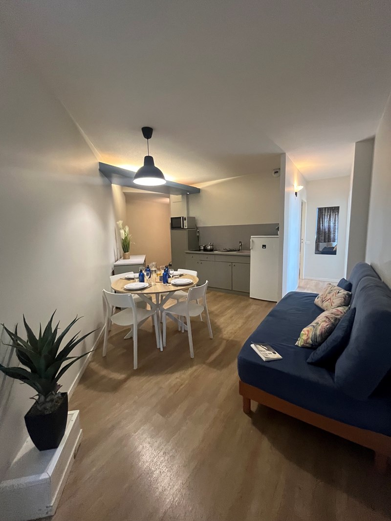 <div class="titre">T3</div><div class="sous-titre">62m<sup>2</sup> - 3 chambres</div><div class="apartirDe">A partir de 1600&euro; / mois *</div><div class="desc">Ces appartements pouvant accueillir jusqu&rsquo;&agrave; 4 personnes vous font b&eacute;n&eacute;ficier de volumes spacieux, avec 3 ou 4 couchages au sein de 3 chambres distinctes, et de 2 salles de bains avec douche et baignoire.</div><div class="plus"><!--?xml version="1.0" encoding="UTF-8"?--> <svg id="Calque_1" xmlns="http://www.w3.org/2000/svg" version="1.1" viewBox="0 0 20.5 20.5">&nbsp; <path class="st0" fill="#db5a33" d="M20.5,1.6s0,0,0,0c0,0,0,0,0-.1,0,0,0,0,0,0-.1-.7-.7-1.2-1.4-1.3-.1,0-.2,0-.4,0H3.4C3.3,0,3.3,0,3.2,0c-.9,0-1.6.8-1.5,1.7,0,0,0,.1,0,.2,0,.9.8,1.6,1.7,1.5h11.3L.5,17.6s0,0,0,0c-.6.7-.6,1.7,0,2.3.3.3.7.5,1.2.5.5,0,.9-.2,1.2-.5l14.2-14.2v11.3c0,0,0,.1,0,.2,0,.9.8,1.6,1.7,1.5,0,0,.1,0,.2,0,.9,0,1.6-.8,1.5-1.7V1.8c0,0,0-.1,0-.2Z"></path>&nbsp;</svg></div>