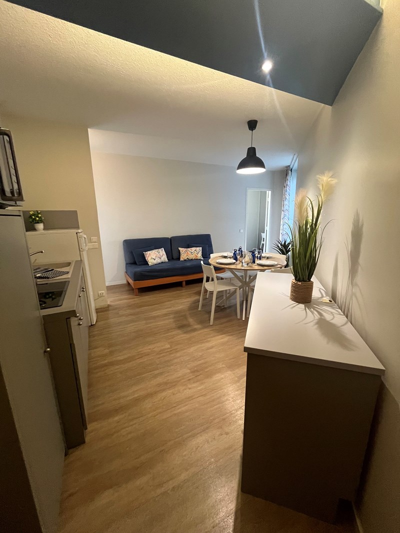 <div class="titre">3/4 personnes</div><div class="sous-titre">62m<sup>&sup2;</sup></div><div class="apartirDe">A partir de 1600&euro;* / mois</div><div class="desc">Ces appartements vous font b&eacute;n&eacute;ficier d&rsquo;espaces spacieux, avec 3 ou 4 couchages au sein de 3 chambres distinctes, et de 2 salles de bains avec douche et baignoire.</div><a class="btn orange" href="https://capucinecosy-74160-booking.myasterio.com/betemplate/HOTELMONO/booking?navOverride=%7B%7D&_ast_language=FR" target="_blank">R&eacute;server en ligne</a>