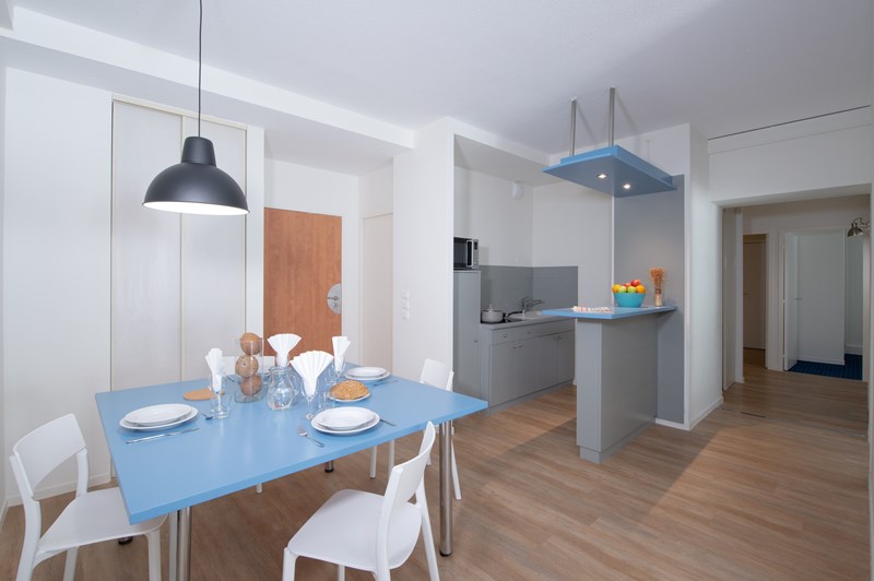 <div class="titre">T4</div><div class="sous-titre">100m<sup>2</sup> - 4 chambres</div><div class="desc">Les 4 chambres de cet appartement vous offrent 6 couchages, un salon accompagné d’un canapé et de 2 salles de bains avec douche et baignoire, pour encore plus de confort.</div><div class="plus"><!--?xml version="1.0" encoding="UTF-8"?--> <svg id="Calque_1" xmlns="http://www.w3.org/2000/svg" version="1.1" viewBox="0 0 20.5 20.5">&nbsp; <path class="st0" fill="#db5a33" d="M20.5,1.6s0,0,0,0c0,0,0,0,0-.1,0,0,0,0,0,0-.1-.7-.7-1.2-1.4-1.3-.1,0-.2,0-.4,0H3.4C3.3,0,3.3,0,3.2,0c-.9,0-1.6.8-1.5,1.7,0,0,0,.1,0,.2,0,.9.8,1.6,1.7,1.5h11.3L.5,17.6s0,0,0,0c-.6.7-.6,1.7,0,2.3.3.3.7.5,1.2.5.5,0,.9-.2,1.2-.5l14.2-14.2v11.3c0,0,0,.1,0,.2,0,.9.8,1.6,1.7,1.5,0,0,.1,0,.2,0,.9,0,1.6-.8,1.5-1.7V1.8c0,0,0-.1,0-.2Z"></path>&nbsp;</svg></div>