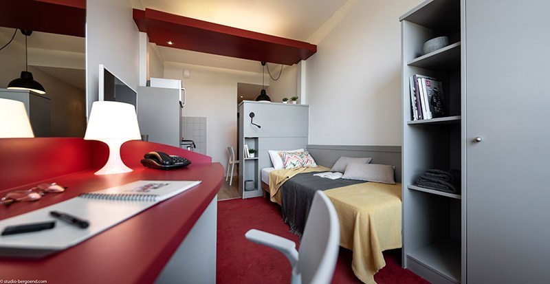 <div class="titre">Studio</div><div class="sous-titre">18m<sup>&sup2;</sup></div><div class="desc">Profitez d&rsquo;un studio enti&egrave;rement &eacute;quip&eacute; et con&ccedil;u pour vous offrir un lieu de vie agr&eacute;able, incluant un espace cuisine et un bureau.</div><a class="btn orange" href="https://capucinecosy-74160-booking.myasterio.com/betemplate/HOTELMONO/booking?navOverride=%7B%7D&_ast_language=FR" target="_blank">R&eacute;server en ligne</a>