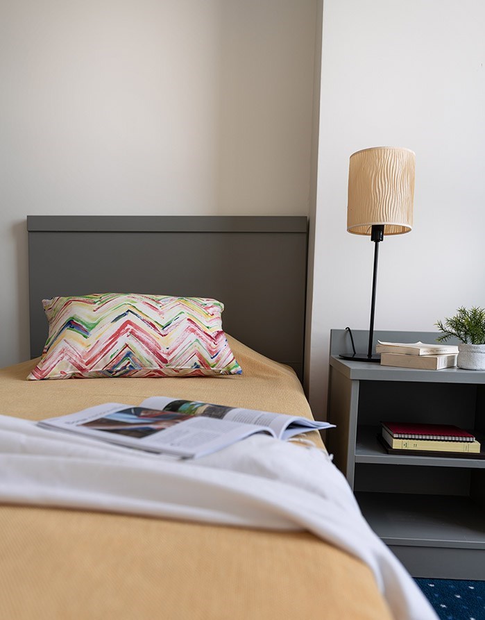 <div class="titre">2/3 personnes</div><div class="sous-titre">39m<sup>&sup2;</sup> &agrave; 43m<sup>&sup2;</sup></div><div class="desc">Les appartements, dot&eacute;s d&#39;&eacute;quipements modernes, comportent 2 chambres avec 2 ou 3 couchages maximum, selon vos besoins.</div><a class="btn orange" href="https://capucinecosy-74160-booking.myasterio.com/betemplate/HOTELMONO/booking?navOverride=%7B%7D&_ast_language=FR" target="_blank">R&eacute;server en ligne</a>