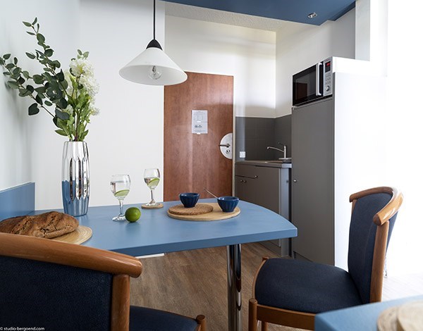 <div class="titre">3/4 personnes</div><div class="sous-titre">62m<sup>&sup2;</sup></div><div class="desc">Ces appartements vous font b&eacute;n&eacute;ficier d&rsquo;espaces spacieux, avec 3 ou 4 couchages au sein de 3 chambres distinctes, et de 2 salles de bains avec douche et baignoire.</div><a class="btn orange" href="https://capucinecosy-74160-booking.myasterio.com/betemplate/HOTELMONO/booking?navOverride=%7B%7D&_ast_language=FR" target="_blank">R&eacute;server en ligne</a>