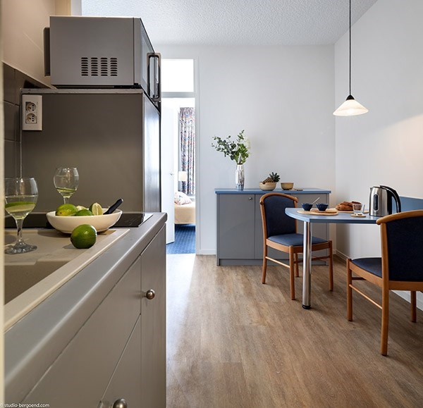 <div class="titre">6 personnes</div><div class="sous-titre">100m<sup>&sup2;</sup></div><div class="desc">Les appartements, dot&eacute;s d&rsquo;&eacute;quipements modernes, comportent 4 chambres avec 1 ou 2 couchages maximum, selon vos besoins.</div><a class="btn orange" href="https://capucinecosy-74160-booking.myasterio.com/betemplate/HOTELMONO/booking?navOverride=%7B%7D&_ast_language=FR" target="_blank">R&eacute;server en ligne</a>